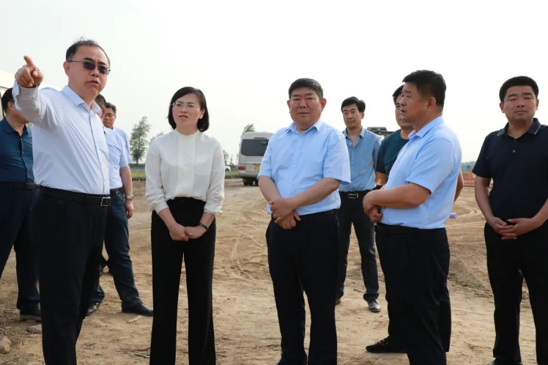 市委常委、副市長、交通運(yùn)輸重點(diǎn)項(xiàng)目指揮部指揮長樊廷雷到臨武高速現(xiàn)場(chǎng)調(diào)度工程建設(shè)工作